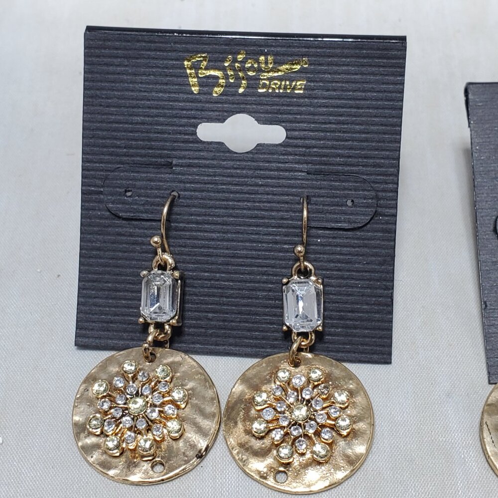 2 pairs Bijou gold tone fish hook sparkling emerald-cut clear rhinestone earring - Picture 4 of 5